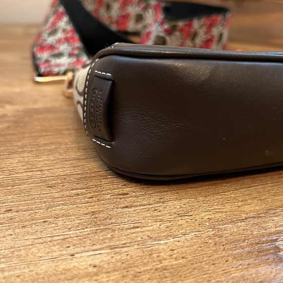 ✨Sold✨ Coach Brown Signature Print Bag With Replaced Guitar Crossbody Strap - Picture 9 of 15
